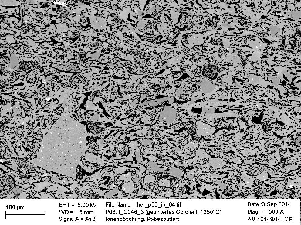 Projekt EnerTHERM - REM-Aufnahme eines porösen Brennhilfsmittels aus Cordierit REM-Aufnahme (Rasterelektronenmikroskop-Aufnahme) eines porösen Brennhilfsmittels aus Cordierit