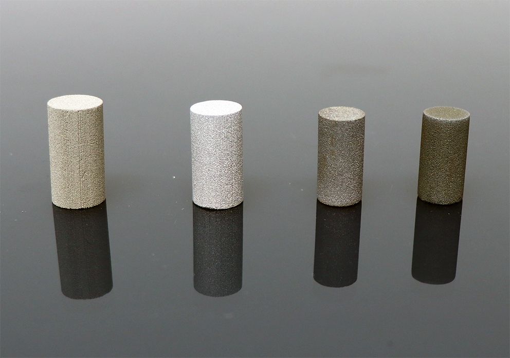 Zylinder Edelstahl: 3D-gedruckter Grünkörper, gesintert bei 1350°C unter Vakuum, Stickstoff und Argon