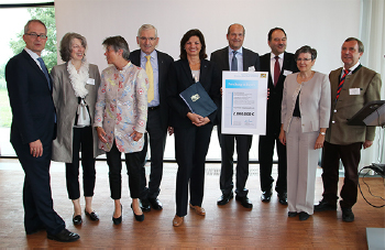 Anlässlich des Spatenstichs überreichte die Bayerische Wirtschaftsministerin Ilse Aigner den Zuwendungsbescheid für ein Förderprojekt, mit dem die Entwicklung von faserverstärkten Kerami-ken für den Einsatz in Gasturbinen vorangetrieben werden soll 